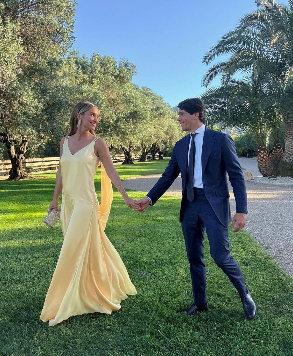 Ispirazione dress code: abito lungo in seta gialla e completo blu