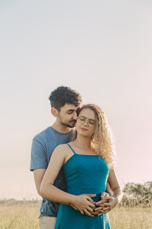 Lorenzo abbraccia Sofia da dietro