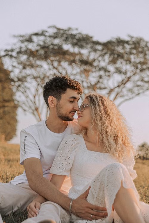 Sofia e Lorenzo seduti sotto un albero