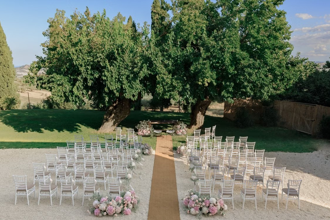 Tenuta La Quercia: allestimento della cerimonia sotto gli alberi