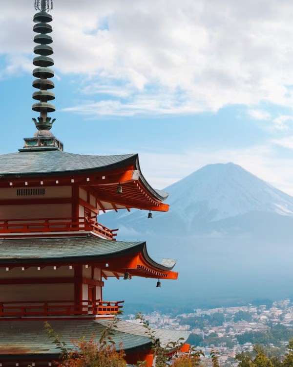 Pagoda con il Monte Fuji sullo sfondo