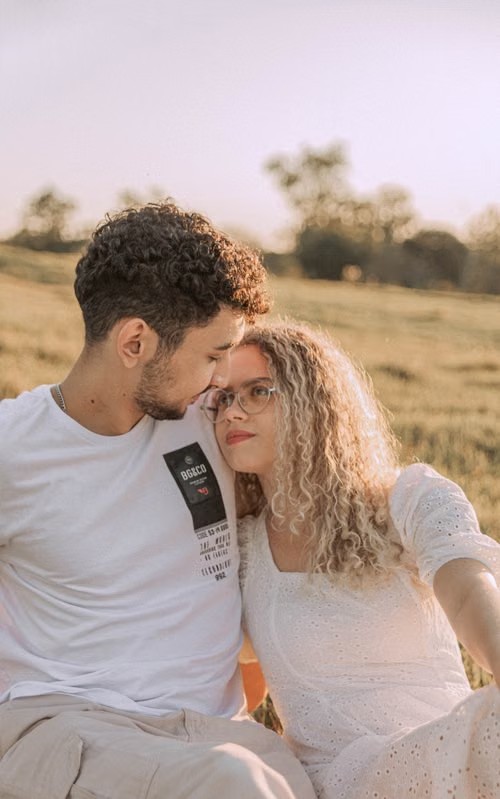 Sofia e Lorenzo seduti sull'erba