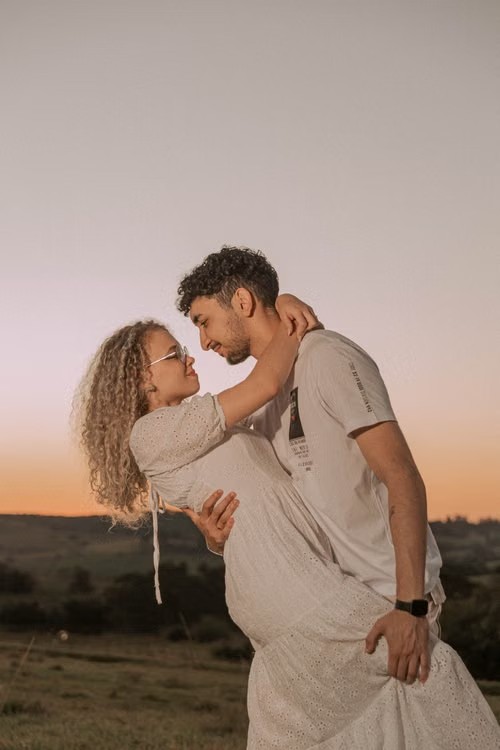 Sofia e Lorenzo abbracciati al tramonto