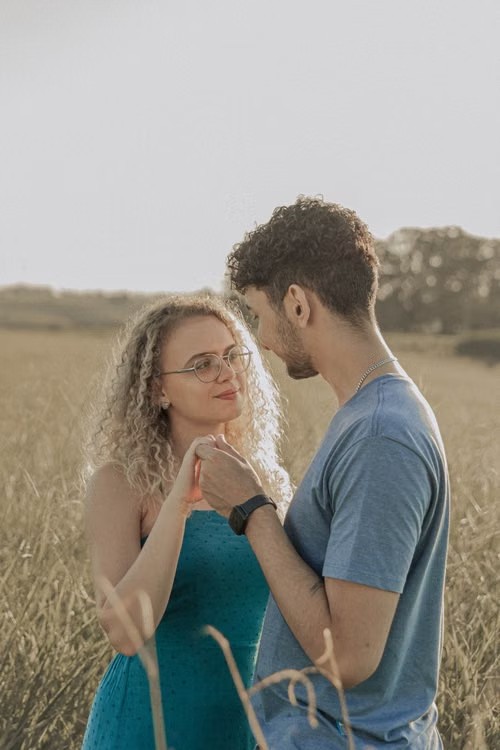 Sofia e Lorenzo mano nella mano in un campo