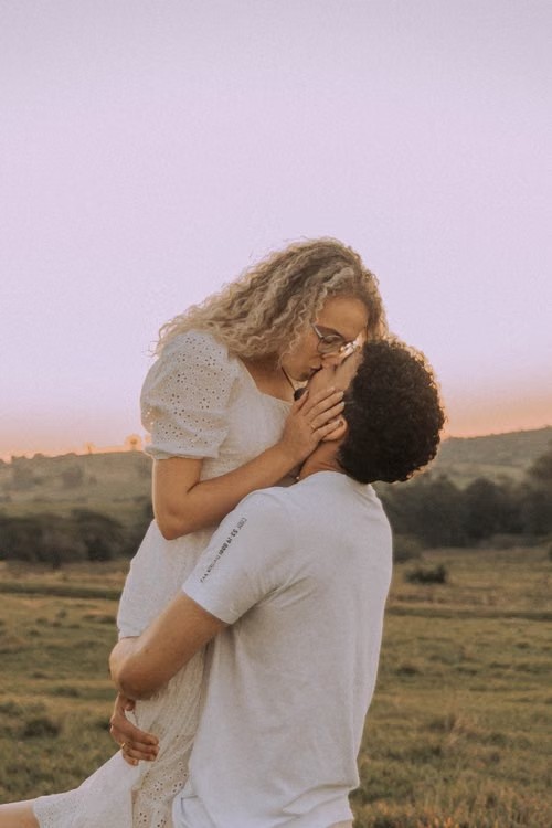 Lorenzo solleva Sofia e si baciano
